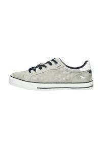 Baskets en daim gris avec un motif perforé, lacets bleu foncé, semelle blanche et un accent logo subtil à l'arrière.