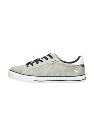 Baskets en daim gris avec un motif perforé, lacets bleu foncé, semelle blanche et un accent logo subtil à l'arrière.