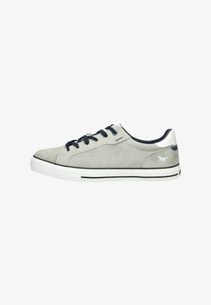 Szare zamszowe sneakersy z perforowanym wzorem, ciemnoniebieskimi sznurówkami, białą podeszwą i delikatnym akcentem logo na pięcie.