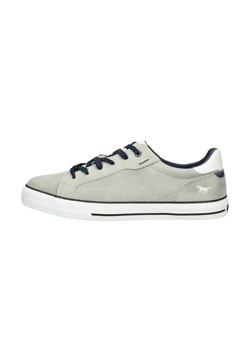Baskets en daim gris avec un motif perforé, lacets bleu foncé, semelle blanche et un accent logo subtil à l'arrière.