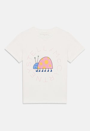Hvid bomulds-T-shirt med en farverig, tegneserieagtig snegl med et lyserødt skjold, gule prikker og blå krop, omgivet af legesyge bogstaver.