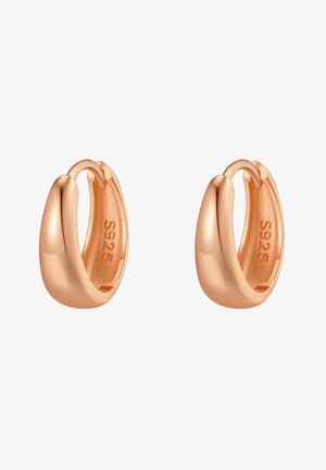 Orecchini a cerchio in oro rosa con finish lucido, caratterizzati da una forma a goccia liscia e una chiusura a scatto sicura. Contrassegnati con "S925" all'interno.