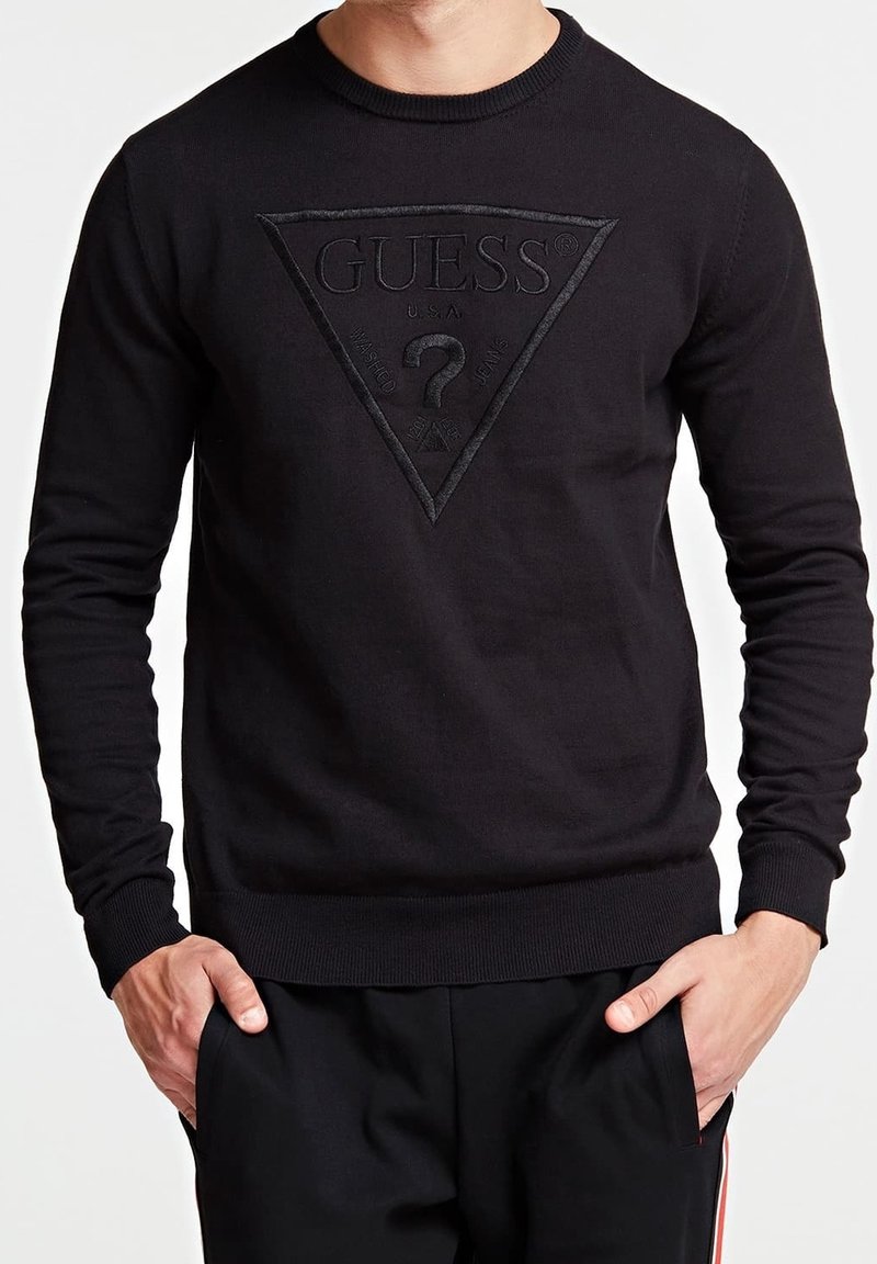 Musta puuvillane sviiter, mille keskel on tekstuuriga kolmnurga logo, soonikud varrastes ja alläärs. Kujundatud ümmarguse kaelusega.