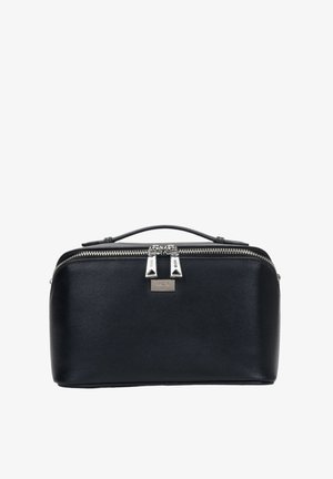 Czarna skórzana kosmetyczka o gładkiej teksturze, z górnym uchwytem, podwójnymi suwakami w srebrnym odcieniu oraz znakiem firmowym z przodu.