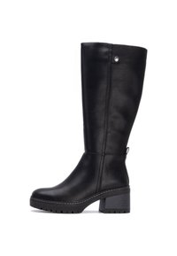 Bota de cuero negro hasta la rodilla con tacón grueso, diseño sin costuras y un pequeño acento plateado en la parte superior. Suela texturizada para mayor agarre.