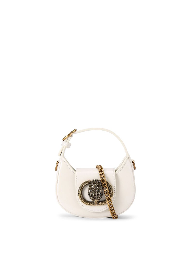 Borsa a mano in pelle bianca con forma curva, dotata di una chiusura decorativa in bronzo e di una tracolla in catena dorata. Texture liscia.