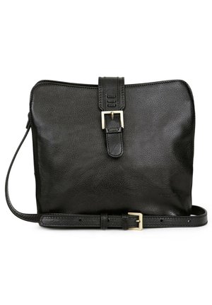 Zwarte leren crossbody tas met een textuurafwerking, voorzien van een gesp-sluiting aan de voorkant en een verstelbare schouderband. Compact rechthoekig van vorm.