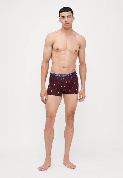 Burgundy puuvillaiset boxerit, joissa on ribbivartinen vyötärö ja "POLO RALPH LAUREN" -logo. Pieni, toistuva valkoinen hevosen logo -kuvio.