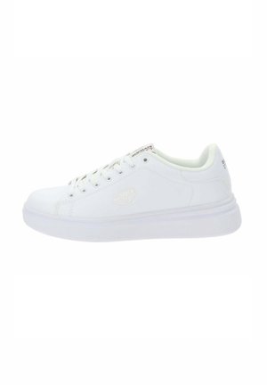 Sneaker bianco realizzato in materiale sintetico, con una finitura liscia, punta rotonda, caviglia bassa e suola in gomma testurizzata con un branding discreto.