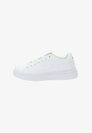 Sneaker bianco realizzato in materiale sintetico, con una finitura liscia, punta rotonda, caviglia bassa e suola in gomma testurizzata con un branding discreto.