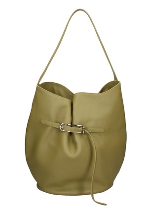 Olijfgroene leren bucketbag met een enkele schouderriem en een zilveren gesp detail aan de voorkant.