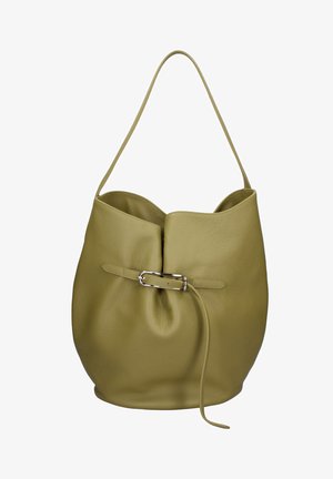 Borsa a secchiello in pelle verde oliva con una tracolla singola e un dettaglio cintura con fibbia argentata sul davanti.