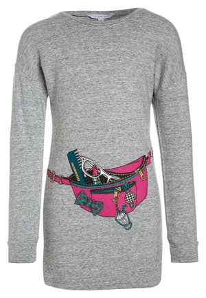 Szara bluza z długim rękawem z grafiką różowej nerki wypełnionej grzebieniem, szminką, nożyczkami, kokardą i innymi przedmiotami. Okrągły dekolt.