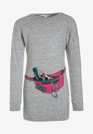 Szara bluza z długim rękawem z grafiką różowej nerki wypełnionej grzebieniem, szminką, nożyczkami, kokardą i innymi przedmiotami. Okrągły dekolt.