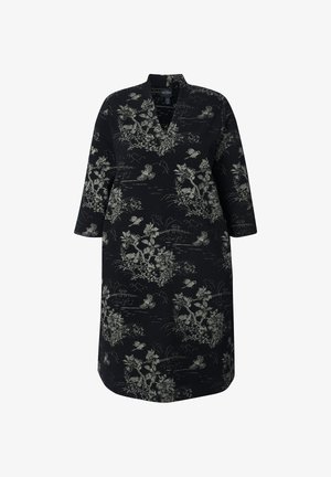 Czarna sukienka z dekoltem w kształcie litery V i rękawami o długości trzy czwarte, zdobiona kontrastowym kwiatowym i krajobrazowym wzorem w jasnoszarym kolorze. Gładka tekstura.