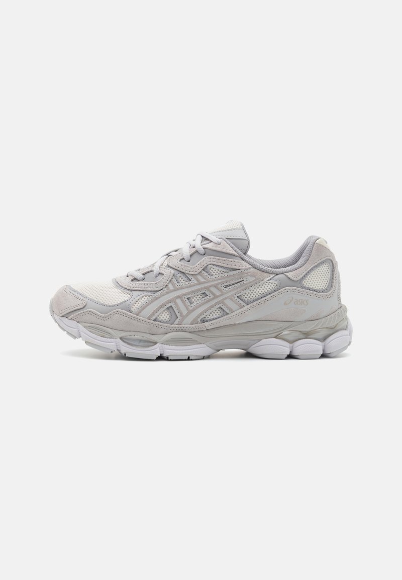 Chaussure de course ASICS gris clair avec des panneaux en mesh et en daim, laçage à l’avant, et une semelle blanche segmentée, vue de côté extérieur.