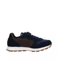 Sneaker in suede e tessuto blu navy con accenti marroni, superficie testurizzata, chiusura con lacci e Velcro, suola intermedia bianca e suola esterna in gomma marrone.