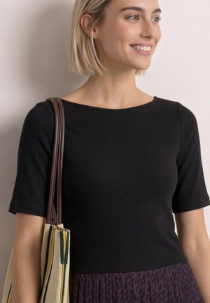 Street One, MIDIKLEID MIT PLISSÉEROCK UND PRINT - Robe longue - rustic rouge