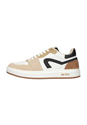 Witte sneaker met beige suède overlays, zwarte accenten, een bruine hielpatch, witte veters en "HIP STYLE" gedrukt aan de zijkant van de zool.
