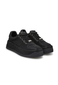 Sneakers neri con tomaia in mesh testurizzato, punta rotonda e suola in gomma spessa. Presentano lacci neri e un accento con logo sulla linguetta.
