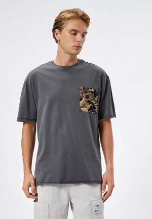 SHORT SLEEVE CREW NECK POCKET DETAIL - Camiseta estampada - anthracite