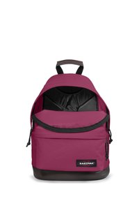Fialový polyesterový batoh s černým dnem, zipovým uzávěrem, polstrovaným interiérem a horním popruhem na nošení. Obsahuje vnější logo nášivku a nastavitelné popruhy.