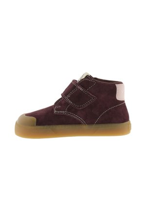 Scarpa da bambino in pelle scamosciata viola scuro con strap a velcro, toppa beige sul tallone, cuciture bianche e suola in gomma marrone traslucida.