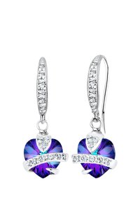 Lilla krystalkheartøreringe med sølvdetaljer, der har en buet række af mindre klare sten og en kroklås. Glansfuld finish.