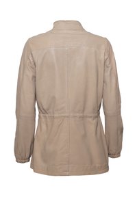 Beige Lederjacke mit glatter Textur, leicht gerafften Bündchen und einer taillierten Passform. Mit hohem Kragen und schlichter Rückseite.