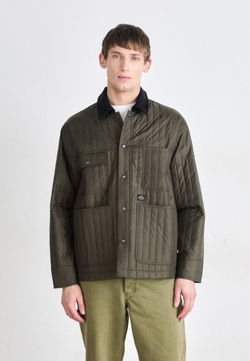 Quilted olivgrüne Jacke mit einem schwarzen Cordkragen, ausgestattet mit zwei Fronttaschen und Druckknöpfen, aus einem synthetischen Material hergestellt.