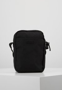 Borsa a spalla in tessuto nero con forma rettangolare, chiusura con zip e tracolla regolabile. Design minimalista senza motivi o dettagli visibili.