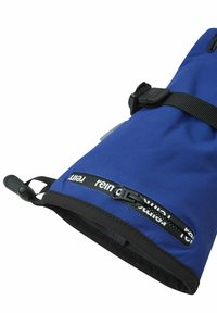 Niebieska wodoodporna osłona z materiału z czarnym suwak i paskiem, o teksturowanej powierzchni i gładkim wykończeniu. Zawiera czarne akcenty metalowe.