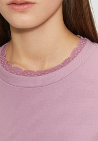 QS SCHMALES MIT DETAIL AM AUSSCHNITT - Longsleeve - altrosa