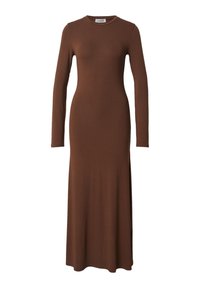 Braunes langärmliges, figurbetontes Maxikleid mit Rundhalsausschnitt und seitlichem Schlitz, aus weichem Strickstoff gefertigt.