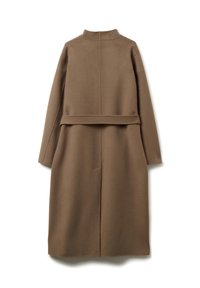 Cappotto marrone in misto lana con colletto alto, maniche lunghe e cintura da annodare in vita. Presenta un design elegante e minimalista con dettagli a fessura laterale.