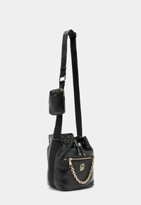 Zwarte bucket bag van glad materiaal, met een gouden kettingaccent, een voorzak met rits en een afneembare kleinere tas aan een verstelbare riem.