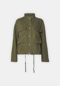 Chaqueta verde oliva hecha de una tela suave; presenta un cuello alto, botones a presión, dos bolsillos en el pecho y cordones ajustables en el dobladillo.