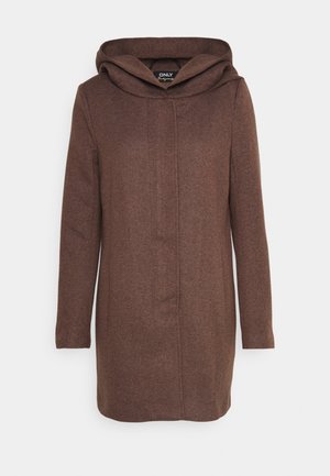 Manteau long marron avec capuche, en tissu texturé. Présente une coupe droite, des manches longues et un détail de couture subtil sur le devant.