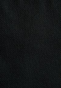 Texturiertes schwarzes Gewebe mit feiner, gleichmäßiger Webart. Die Oberfläche wirkt weich mit einem dezenten Glanz und eignet sich für verschiedene Anwendungen.