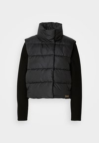 Jaqueta corta preta tipo puffer com gola alta e padrão acolchoado rectangular. Apresenta mangas longas com textura canelada preta e um detalhe de logótipo na bainha.