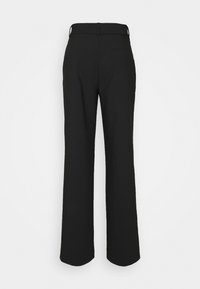 Pantalones negros ajustados con un diseño de pierna recta, trabillas para cinturón y dos bolsillos traseros. La tela parece suave y ligera.