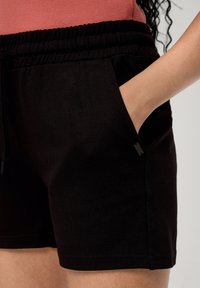 QS REGULAR - Short - schwarz