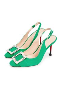 Grüne Slingback-Absätze aus Wildleder, mit einer quadratischen Strassschnalle an der Spitze und einem rot getippten Stiletto-Absatz.