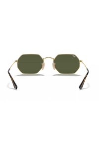 Occhiali da sole ottagonali in metallo dorato con lenti verde scuro, dotati di naselli trasparenti e aste in acetato tartarugato marrone. Il design elegante enfatizza gli angoli.