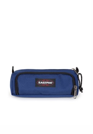 Niebieski piórnik Eastpak z przednią kieszenią na zamek i czarną naszywką z logo na białym tle.
