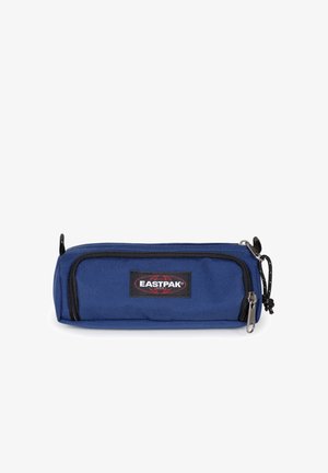 Astuccio per matite Eastpak blu con tasca frontale con zip e patch con logo nero su sfondo bianco.