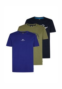Tre t-shirt a collo tondo: una blu con logo, una verde oliva con testo e una blu navy. Tutte sono realizzate in cotone con una texture liscia.