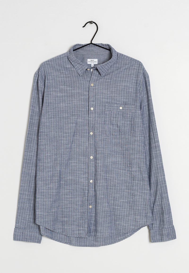 Chemise à manches longues bleu et blanche à carreaux en coton, avec un col boutonné, des boutons sur le devant et une poche poitrine.
