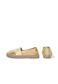 Gouden metallic espadrilles met een geweven juten zool, een gladde textuur, een ronde neus en een elastische opening voor gemakkelijke instap.