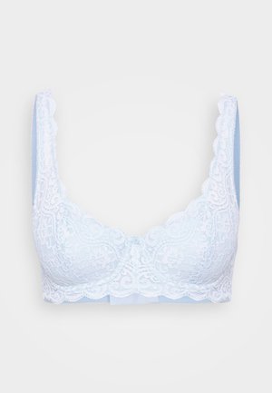 Bralette de renda azul-claro com bordas onduladas, padrões florais intrincados e um costas lisa. Detalhe de botão no centro à frente. Textura suave.